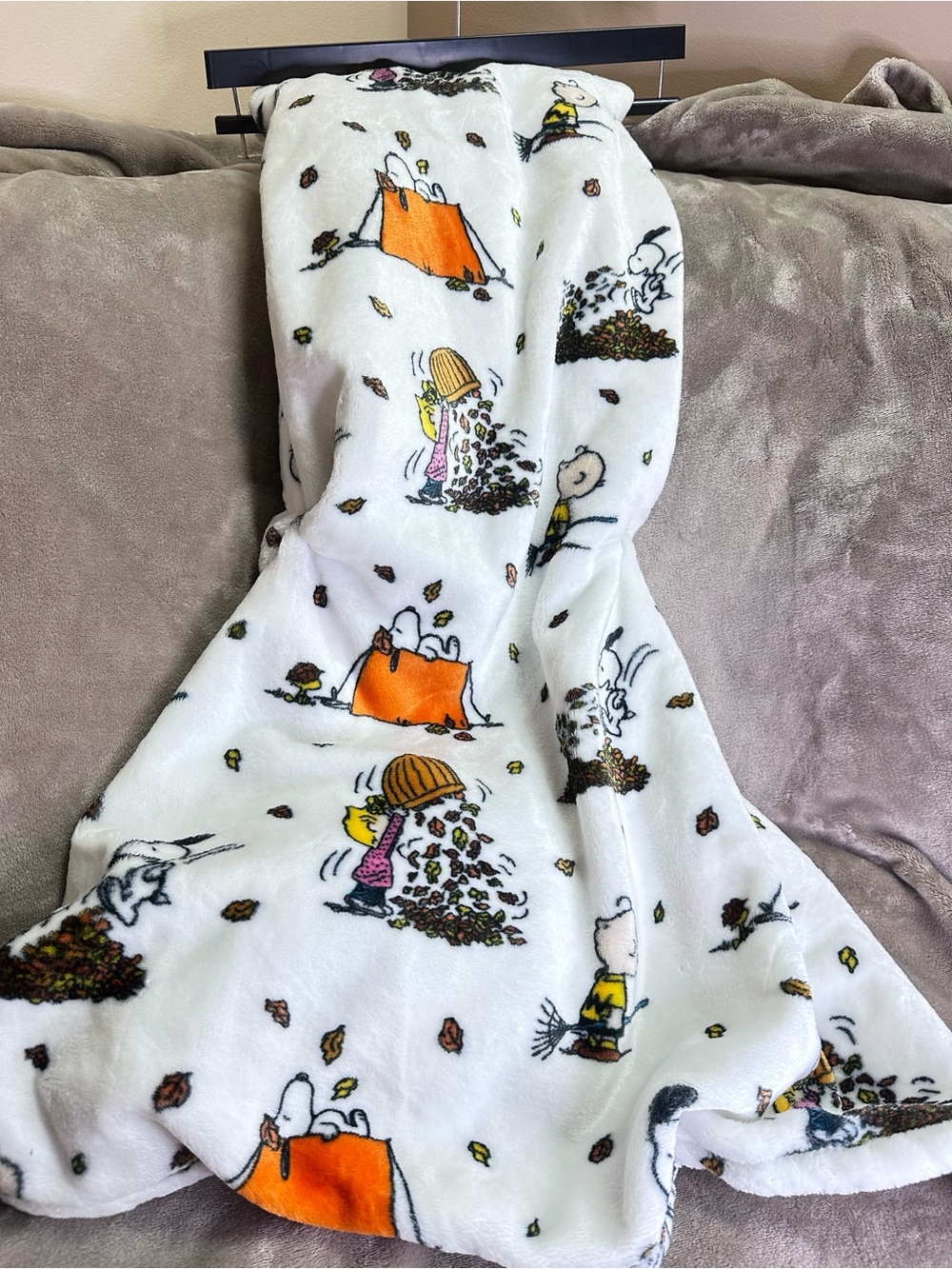 Peanuts Snoopy & Friends Fall Harvest Halloween Plush Throw Blanket 50 x 70'